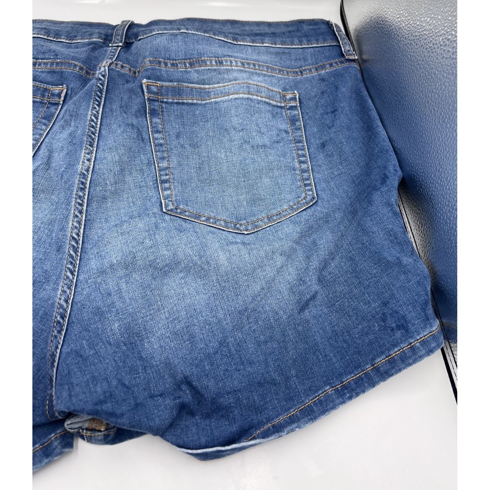 Torrid 5 Inch Short Vintage Stretch Mid-Rise Denim Jean Shorts Size 18 - Picture 4 of 6